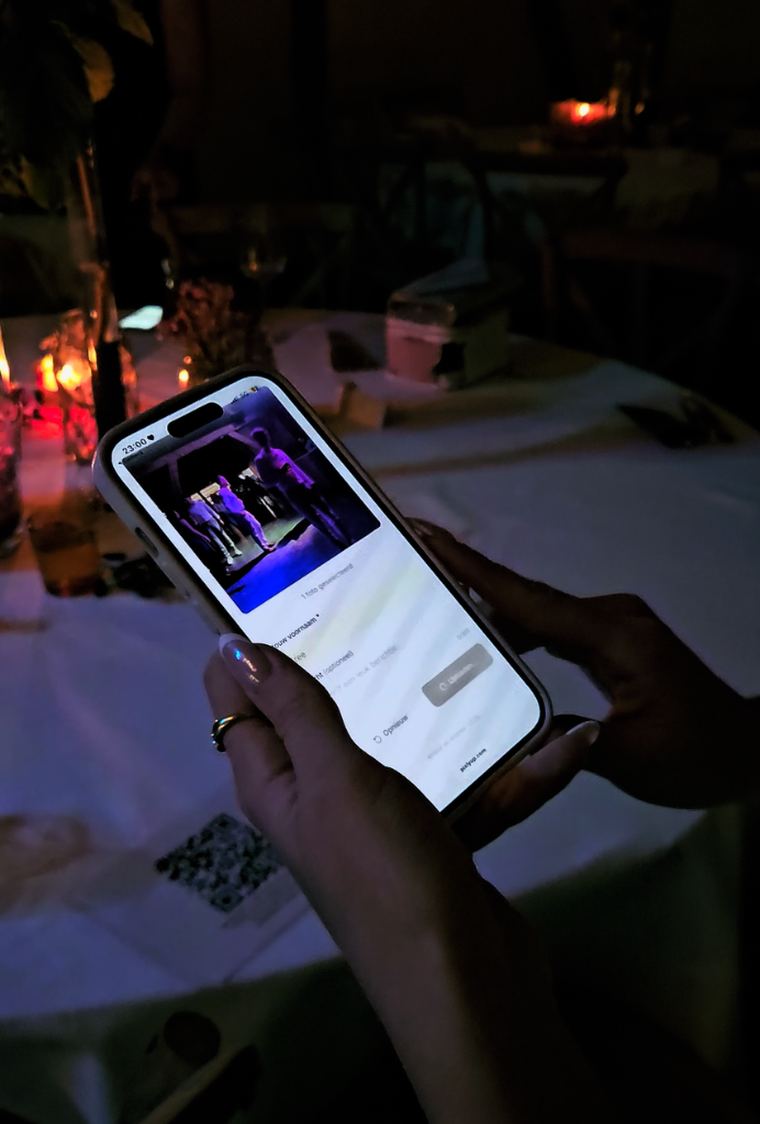 Gasten delen foto's van een trouwfeest via een QR-code